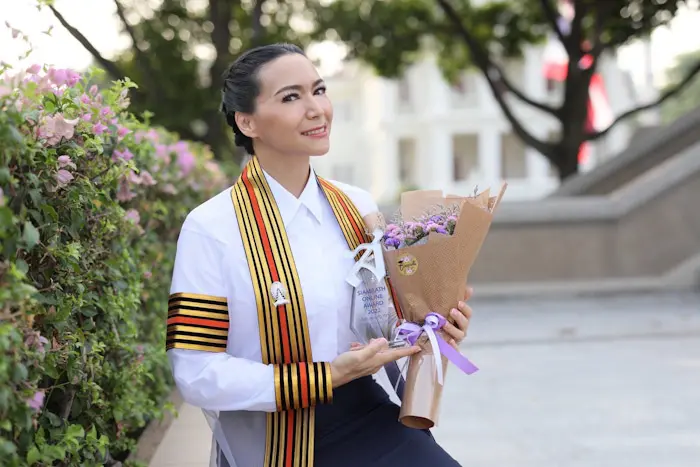 “ลอร่า ศศิธร” หัวใจฟู คนวงการคนแรกคว้ารางวัล “พิธีกรสร้างสรรค์ออนไลน์ยอดเยี่ยม” จากงานประกาศรางวัล SIAMRATH ONLINE AWARD ครั้งที่ 2 ในปี 2022 และเตรียมรับพระราชทานปริญญาบัตร ปริญญาโท ในวันที่ 20 พฤษภาคมศกนี้ เผยเรียนนานถึง 4 ปีเพื่อนำความรู้ต่อยอดงานเพื่อสังคม