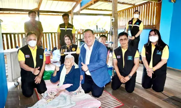 รมว.พม. “สร้างสุข” มอบบ้านให้ผู้สูงอายุมีคุณภาพชีวิตที่ดีในจังหวัดพิษณุโลก