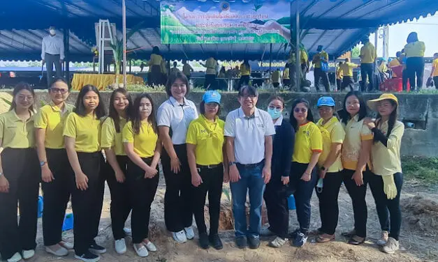 ส.เพื่อนชุมชน ร่วมโครงการเพิ่มพื้นที่สีเขียวร่วมกับ เทศบาลตำบลเนินพระ บริเวณชายหาดระยอง