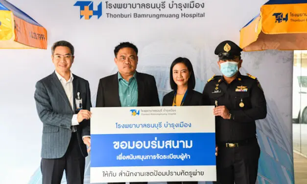 โรงพยาบาลธนบุรี บำรุงเมือง มอบร่มสำหรับร้านค้าเพื่อจัดระเบียบ