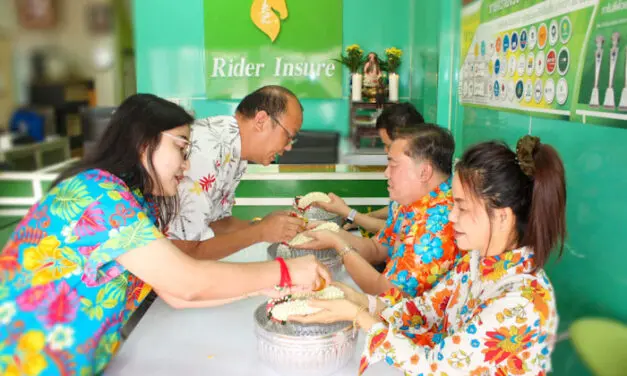 ไรเดอร์ อินชัวรันส์ โบรกเกอร์ ร่วมสืบสานประเพณีสงกรานต์ 2566 จัดพิธีรดน้ำขอพรคณะผู้บริหาร เพื่อความเป็นสิริมงคล