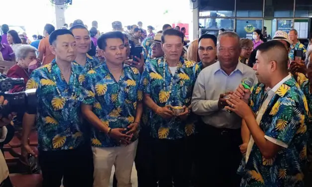 ประธานบริหาร บ.ลิชิ กรุ๊ป, ไชน่า ไทยทัวร์ ร่วมงานสืบสานประเพณีสงกรานต์ รดน้ำขอพรผู้สูงอายุ ที่สมาคมชาวปักษ์ใต้ฯ
