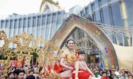 ไอคอนสยามสร้างปรากฏการณ์! คว้า “ชมพู่ อารยา” รับบทบาทนางทุงสะเทวี ควงคู่ “น้องแอบิเกล” นำขบวนแห่สงกรานต์สุดอลังการริมเจ้าพระยา