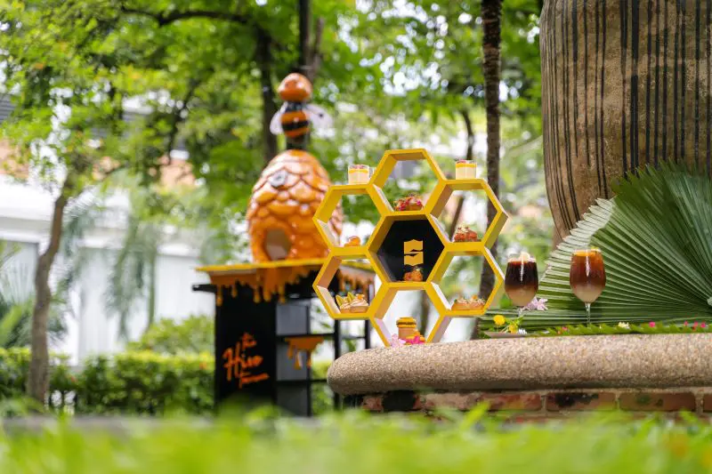 แชงกรี-ลา เชียงใหม่ เปิดตัว “The Hive-Ternoon Tea” ชวนสัมผัสประสบการณ์น้ำชาสุดหรู ที่ผสานความหวานละมุนของน้ำผึ้งธรรมชาติเข้ากับแนวคิดแห่งความยั่งยืน