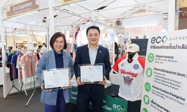 “Eco Supreme” แบรนด์เสื้อรักษ์โลกเจ้าแรกในไทย ได้การรับรอง 3 ฉลาก Carbon Footprint Products จาก อบก. เสื้อ 1 ตัวลดการปล่อยคาร์บอนได้ 74%