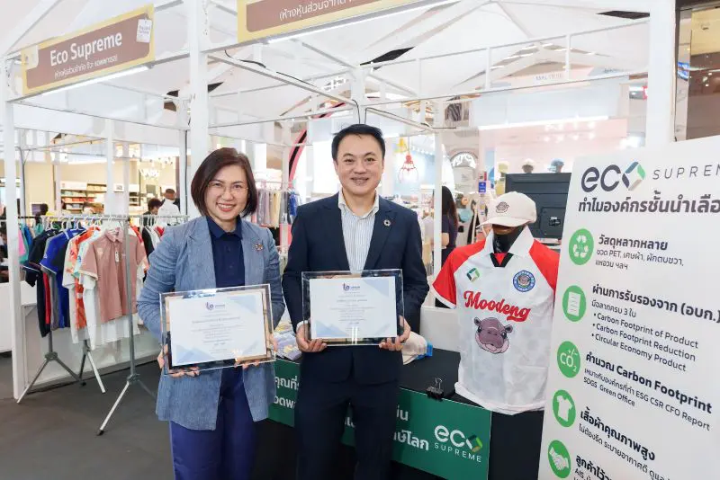 “Eco Supreme” แบรนด์เสื้อรักษ์โลกเจ้าแรกในไทย ได้การรับรอง 3 ฉลาก Carbon Footprint Products จาก อบก. เสื้อ 1 ตัวลดการปล่อยคาร์บอนได้ 74%