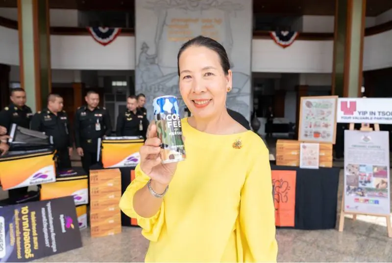 ยิบอินซอย มอบ “กาแฟรักษ์ป่า” สาละวะไล่โว่ กาแฟกระป๋องพร้อมดื่มเพื่อทหารกล้า