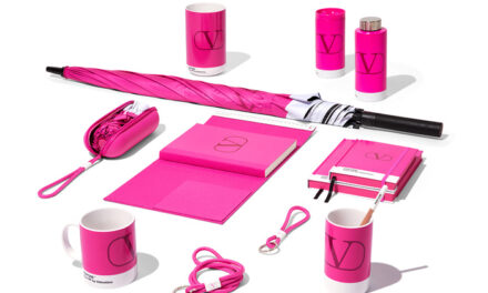 Valentino เปิดตัวไอเท็มในชีวิตประจำวันที่ออกแบบร่วมกับ Pantone ในสี Pink PP อันเป็นเอกลักษณ์ของเมซง