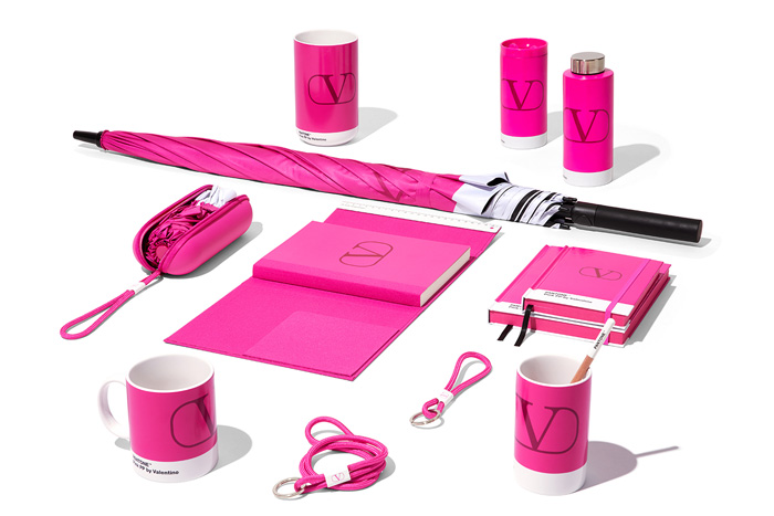 Valentino เปิดตัวไอเท็มในชีวิตประจำวันที่ออกแบบร่วมกับ Pantone ในสี Pink PP อันเป็นเอกลักษณ์ของเมซง