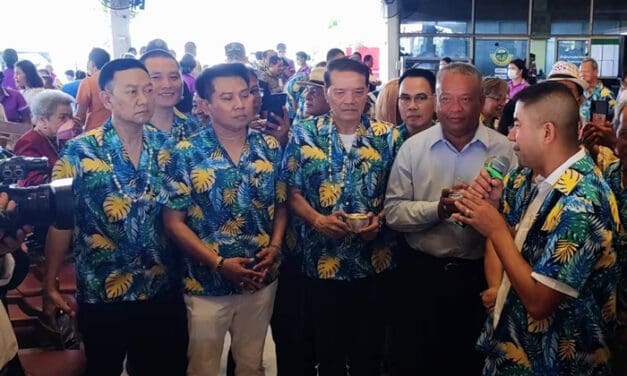 ประธานบริหาร บ.ลิชิ กรุ๊ป, ไชน่า ไทยทัวร์ ร่วมงานสืบสานประเพณีสงกรานต์ รดน้ำขอพรผู้สูงอายุ ที่สมาคมชาวปักษ์ใต้ฯ