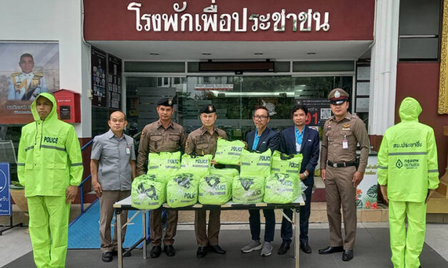 กรุงเทพประกันชีวิต ใส่ใจห่วงใยเจ้าหน้าที่ตำรวจ สนับสนุนชุดกันฝนเพื่อความปลอดภัยในการปฏิบัติงาน