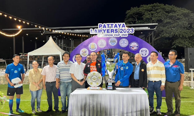 ดร.วิเชียร ชุบไธสง นายกสภาทนายความ เปิดศึกฟุตบอลทนายความ PATTAYA LAWYERS CHAMPIONS CUP 2 nd โดยมี 13 ทีมทนายความร่วมแข่งขันสุดคึกคัก