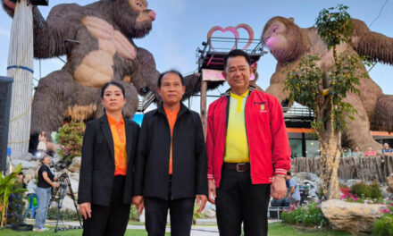 อลังการคิงคองยักษ์คู่รักที่ใหญ่ที่สุดในประเทศไทย ที่ “บ้านฮักตำคาเฟ่” แลนด์มาร์คใหม่อำเภออู่ทอง สุพรรณบุรี