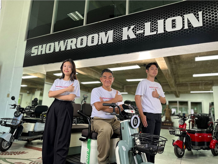 รู้จัก “K-LION” แบรนด์รถสามล้อไฟฟ้าเพื่อผู้สูงอายุ สัญชาติไทย เปิดตัว 3 รุ่นใหม่ ต้อนรับหน้าฝนปี 2024 ราคาเริ่มต้น 21,500 บาท