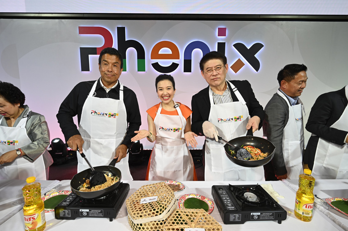 “Phenix” เปิดตัวยิ่งใหญ่ ผู้ว่า กทม. นำทีมดารา พิธีกร และเชฟชื่อดังทั่วประเทศ รังสรรค์ผัดไทยยิ่งใหญ่ที่สุดในโลก 242 กระทะ