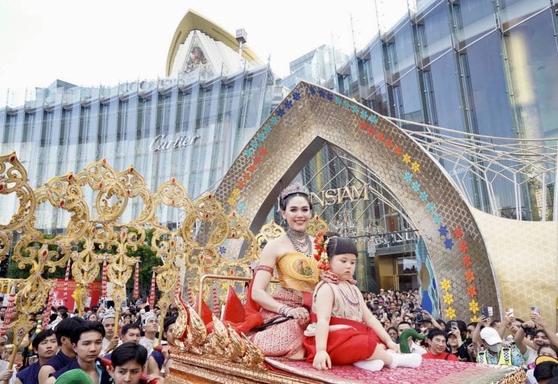 ไอคอนสยามสร้างปรากฏการณ์! คว้า “ชมพู่ อารยา” รับบทบาทนางทุงสะเทวี ควงคู่ “น้องแอบิเกล” นำขบวนแห่สงกรานต์สุดอลังการริมเจ้าพระยา