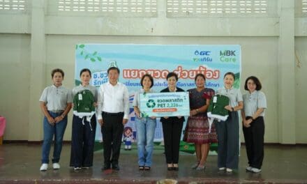 ธุรกิจในเครือเอ็ม บี เค ส่งมอบกระเป๋า upcycling นักเรียนชุมชนวัดบางกะดี ในโครงการ ข.ขวดรักษ์โลก