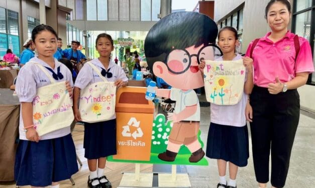 เดอะไนน์ เซ็นเตอร์ ติวานนท์ หนุนเยาวชนแสดงนวัตกรรมสิ่งแวดล้อม รีไซเคิลขวดน้ำ PET ไร้ค่า สู่ของใช้รักษ์โลก