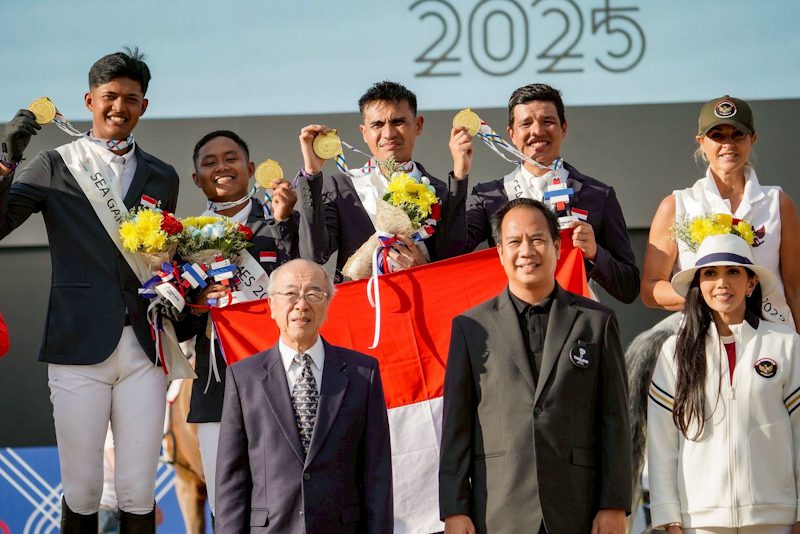 อินโดนีเซียคว้าเหรียญทองการแข่งขันกีฬาขี่ม้ากระโดดข้ามเครื่องกีดขวางประเภททีม ศึกซีเกมส์ ครั้งที่ 33 ที่พัทยา