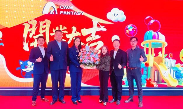 ผู้บริหารเอ็ม บี เค เซ็นเตอร์ มอบดอกไม้ร่วมฉลองเปิดตัว CAVE FANTASY ชั้น 4 โซน A