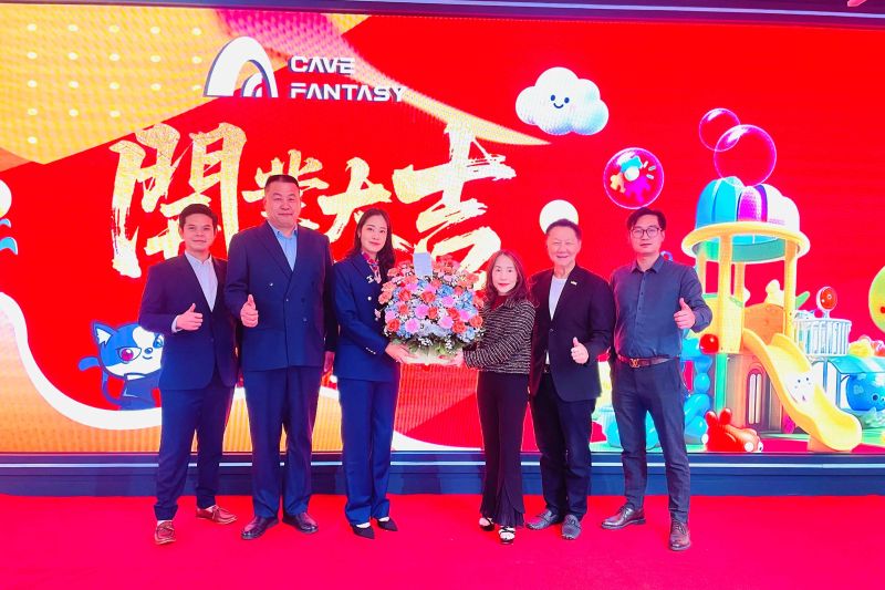 ผู้บริหารเอ็ม บี เค เซ็นเตอร์ มอบดอกไม้ร่วมฉลองเปิดตัว CAVE FANTASY ชั้น 4 โซน A