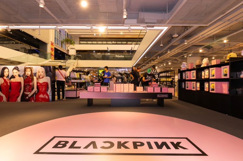 ครั้งแรก! สยามดิสคัฟเวอรี่ ร่วมกับ KPOPMERCH มอบความสุขให้ BLINK ไทย กับ “BLACKPINK DEADLINE OFFICIAL POP-UP IN BANGKOK” สุดเอ็กซ์คลูซีฟ