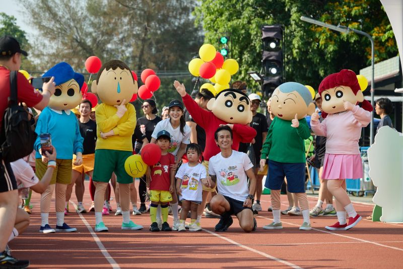 โมเมนต์สุดอบอุ่น! ตูน-อาทิวราห์ พร้อมครอบครัว และเพื่อนพ้องศิลปิน วิ่งการกุศลสุดคิวต์ “Crayon Shinchan Amazing Thailand Fun Run 2026”