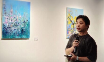 พบกับนิทรรศการ “Stillness in Bloom” โดย Yu Chuan Chang ที่ได้จากแรงบันดาลใจของพวงมาลัยสู่จิตรกรรมดอกไม้แสนงดงาม