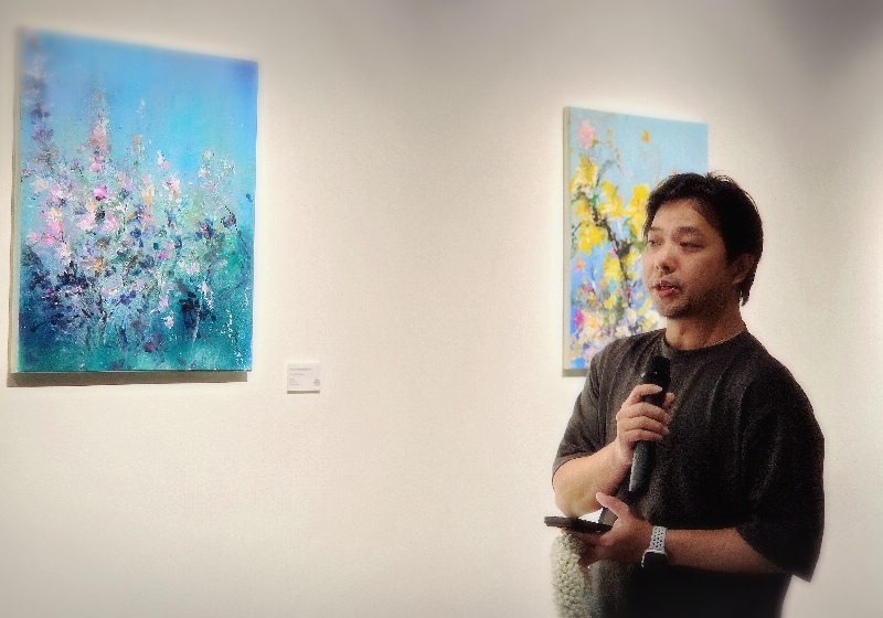 พบกับนิทรรศการ “Stillness in Bloom” โดย Yu Chuan Chang ที่ได้จากแรงบันดาลใจของพวงมาลัยสู่จิตรกรรมดอกไม้แสนงดงาม