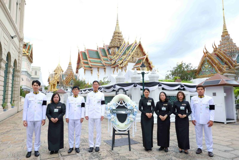 กรุงเทพประกันชีวิต ร่วมเป็นเจ้าภาพบำเพ็ญกุศล และวางพวงมาลาถวายสักการะพระบรมศพสมเด็จพระนางเจ้าสิริกิติ์ พระบรมราชินีนาถ พระบรมราชชนนีพันปีหลวง