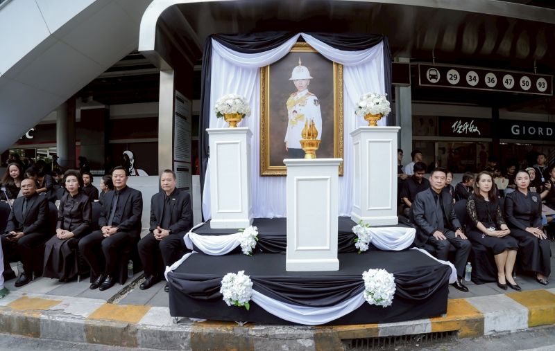 คณะผู้บริหาร และพนักงานกลุ่มบริษัท เอ็ม บี เค ร่วมเฝ้าฯ รับเสด็จในหลวง พระราชินี และพระบรมวงศานุวงศ์